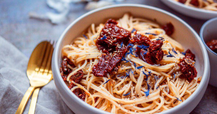 Spaghetti Aglio e Olio mit getrockneten Tomaten | vegan & einfach