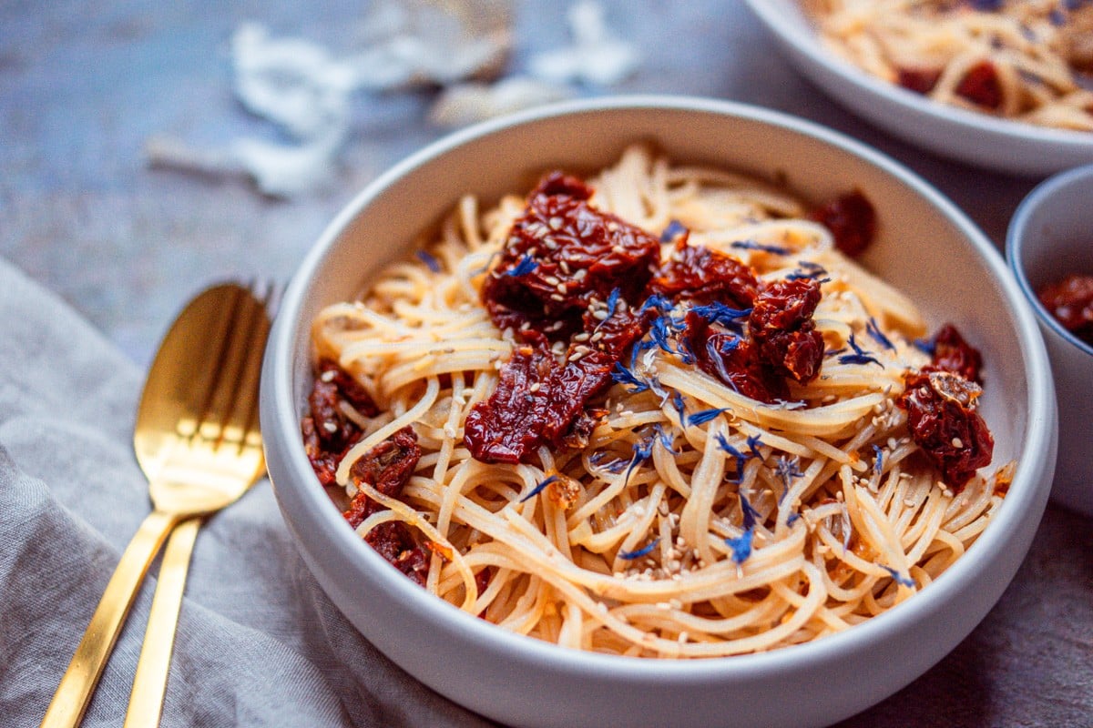 Spaghetti Aglio e Olio mit getrockneten Tomaten | vegan & einfach
