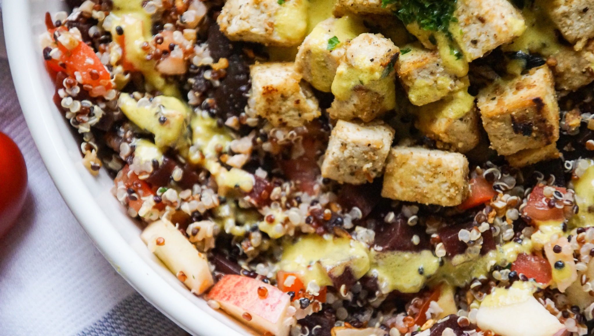 Fruchtiger Quinoa Salat mit Tofu | vegan & einfach