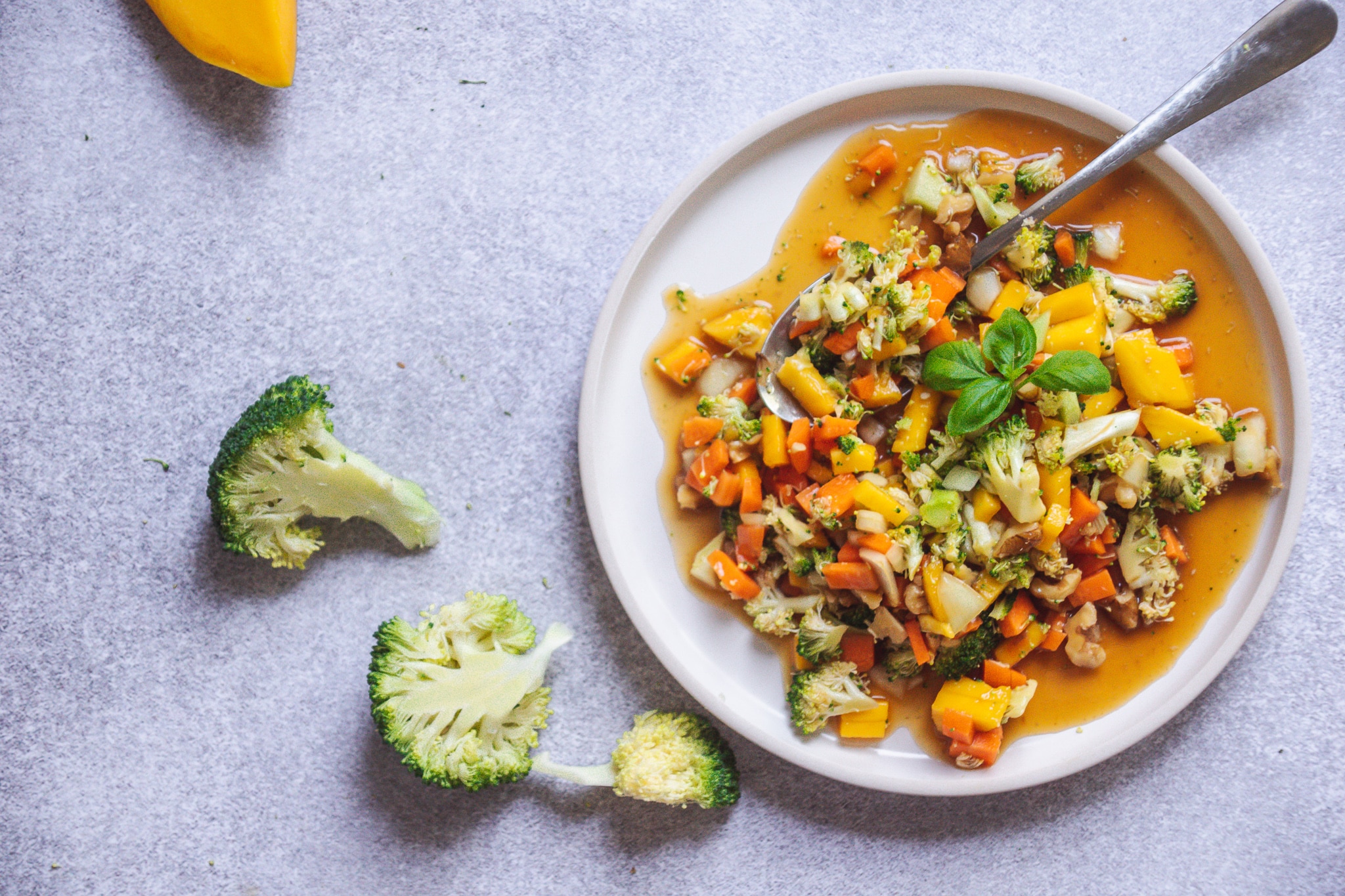Brokkoli Salat mit Mango | frisch & einfach