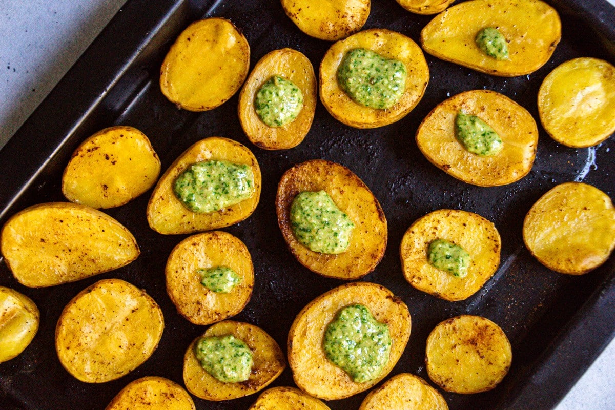 Ofenkartoffeln mit grünem Pesto | vegan & einfach
