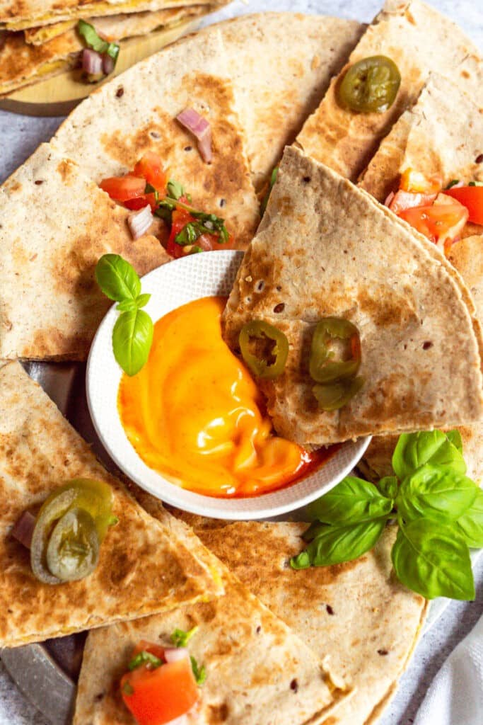Vegane Quesadilla in Sriracha Mayo getunkt