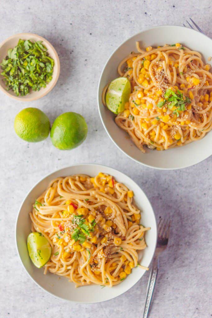 Spaghetti in Erdnussauce und Mais