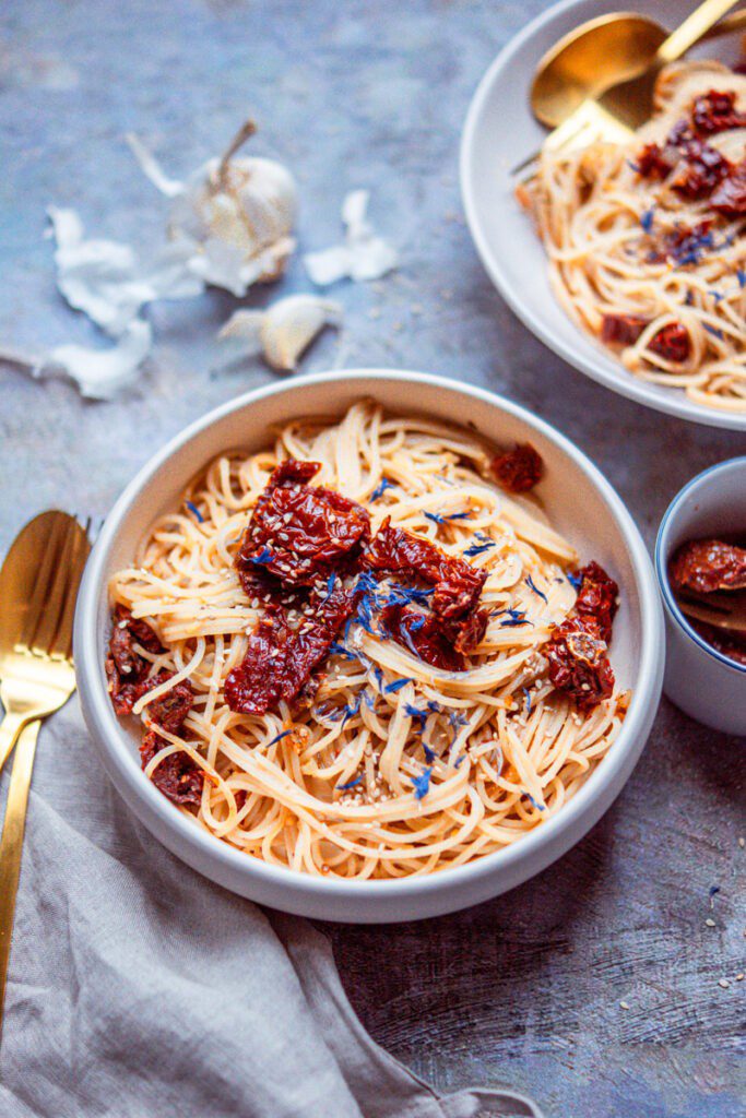 Spaghetti Aglio e Olio mit getrockneten Tomaten