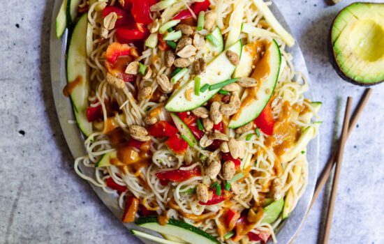 Mie-Nudel-Salat mit Erdnusssauce | vegan & einfach