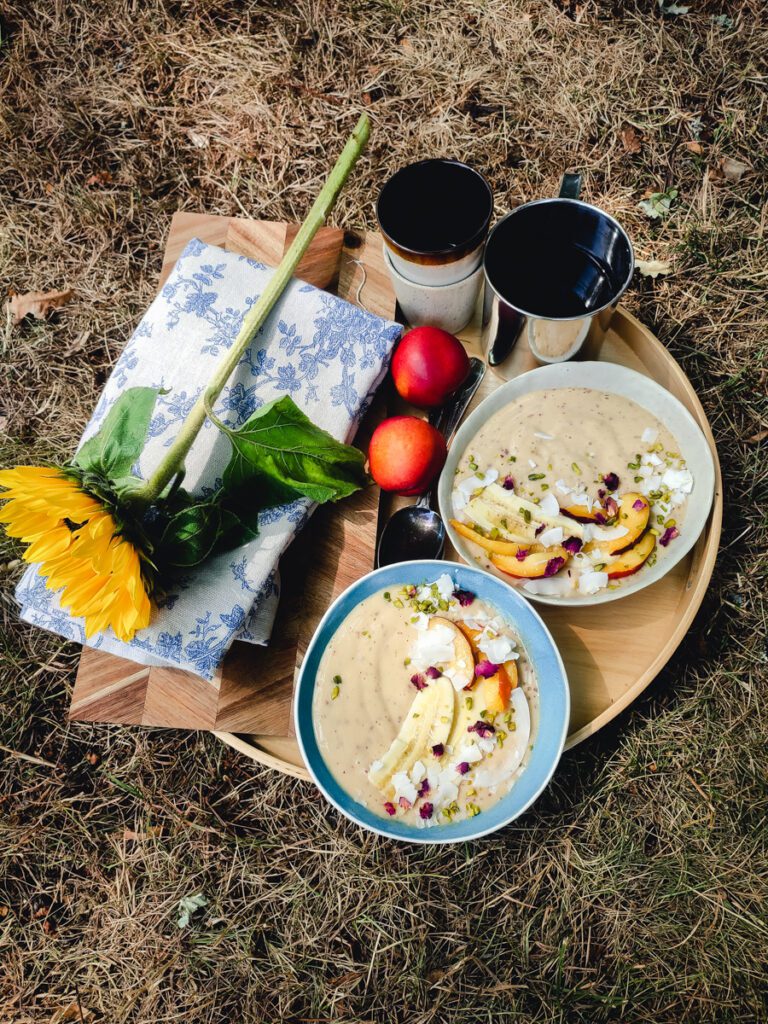 Picknick mit Kaffee und Nektarinen Smoothie Bowl