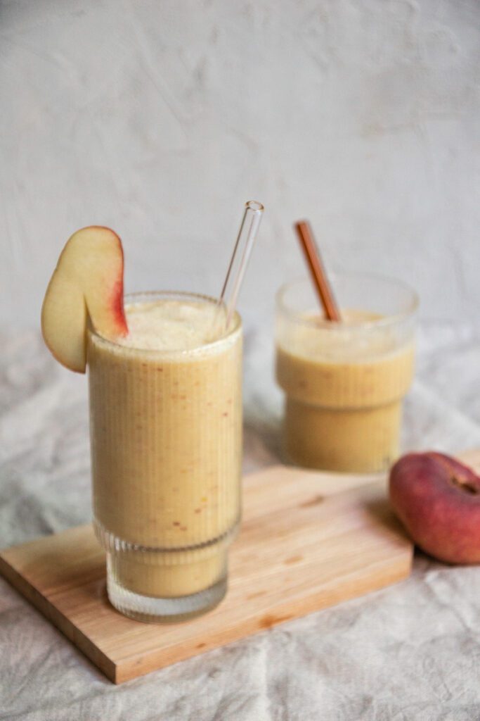 Smoothie mit Bananen und Pfirsich