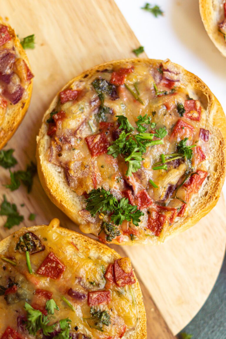 Vegane Pizzabrötchen | schnell &amp; einfach - Veganwonda