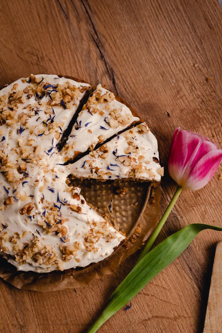 Karotten-Haselnusskuchen | saftig &amp; einfach - Veganwonda