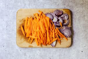 Karotten und Zwiebel für den Auberginen Salat