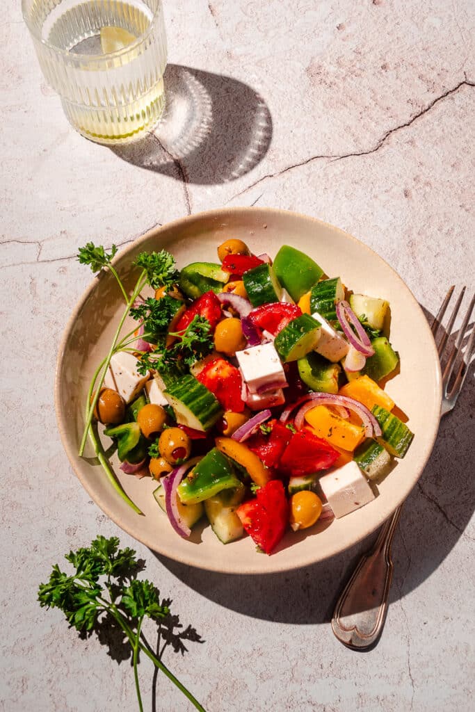 griechischer Salat mit veganem Feta