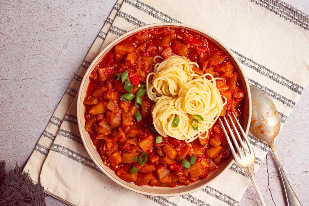 Spaghetti mit Tomatensauce und Auberginen