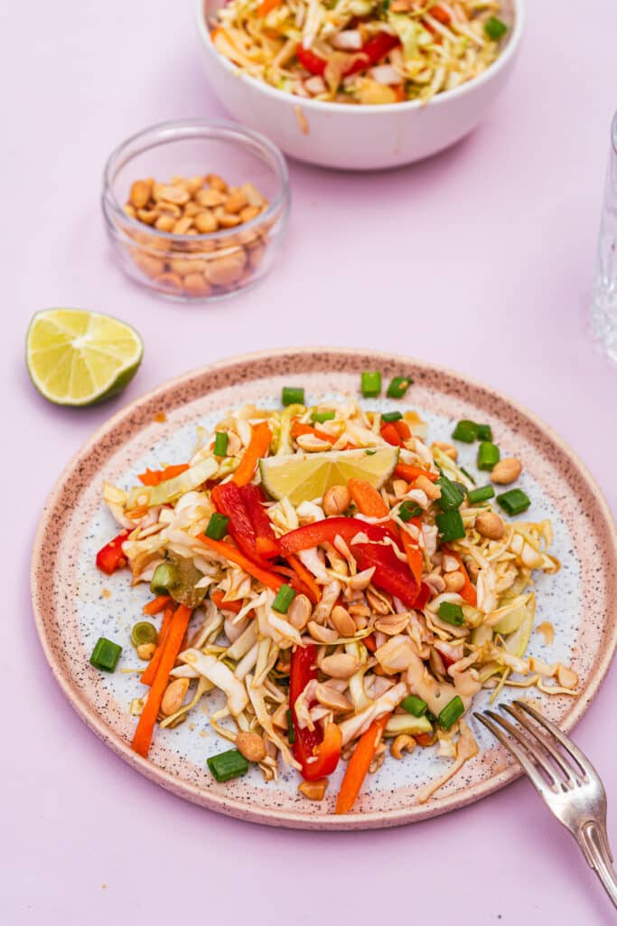 Asiatischer Spitzkohlsalat mit Limette und Erdnüssen 
