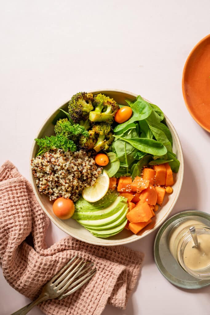 Quinoa Bowl mit Süßkartoffel