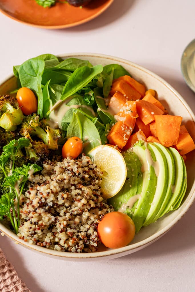 Bowl mit Quinoa und ofengeröstetem Gemüse