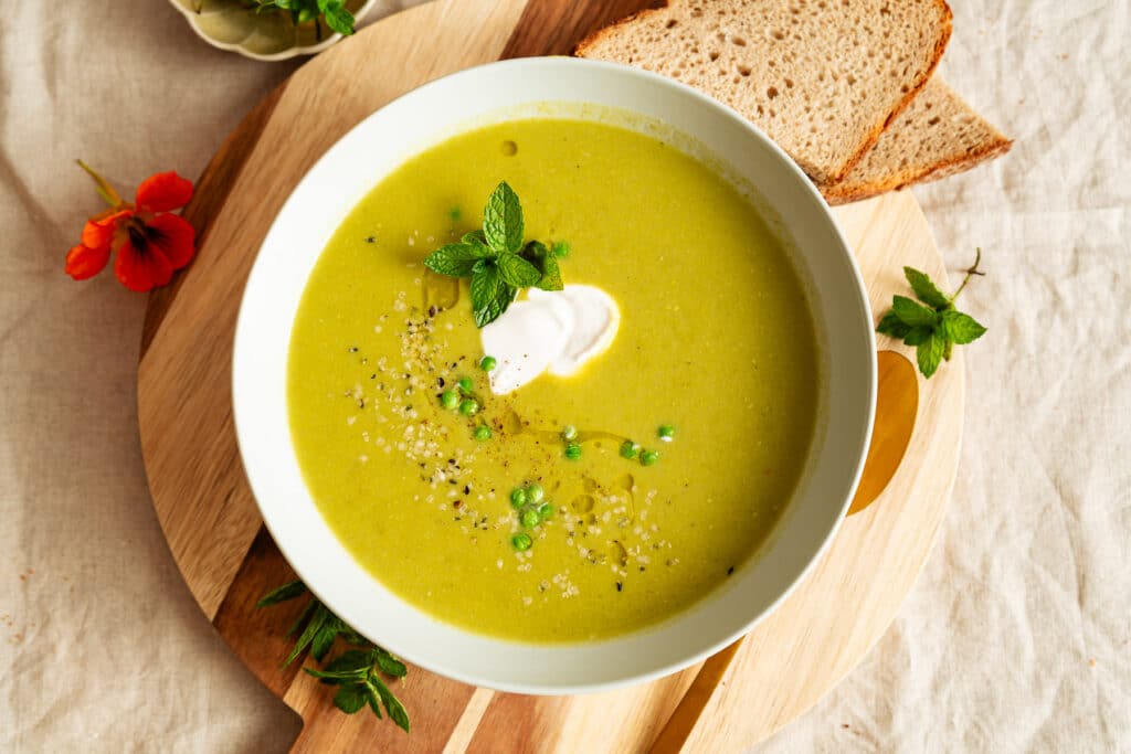 Vegane Suppe mit Erbsen und Kartoffeln