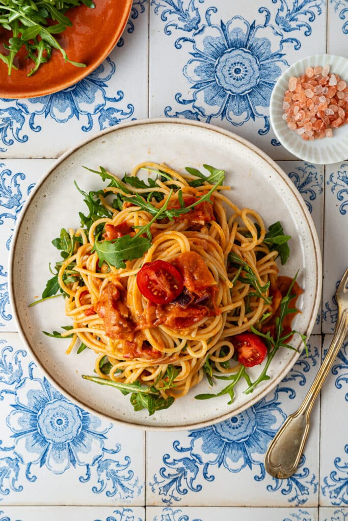 Spaghetti mit Hummus und Rucola